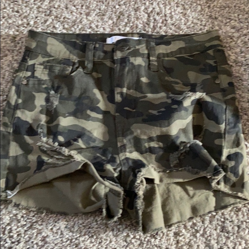 Size 05 camo shorts